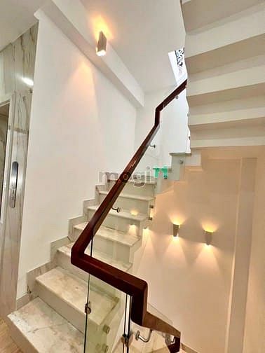 Hình ảnh Nhà đẹp thang máy 5 tầng CMT8 - Hẻm xe hơi