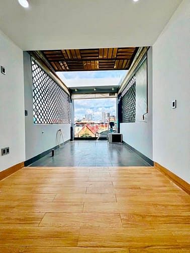 Hình ảnh Nhà đẹp thang máy 5 tầng CMT8 - Hẻm xe hơi