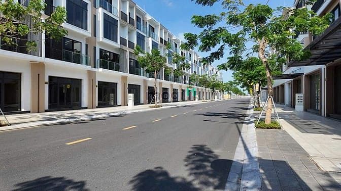 Hình ảnh Gia đình bán Gấp nhà phố, xây 4 tầng ngay trường FPT Long Hậu, Long
