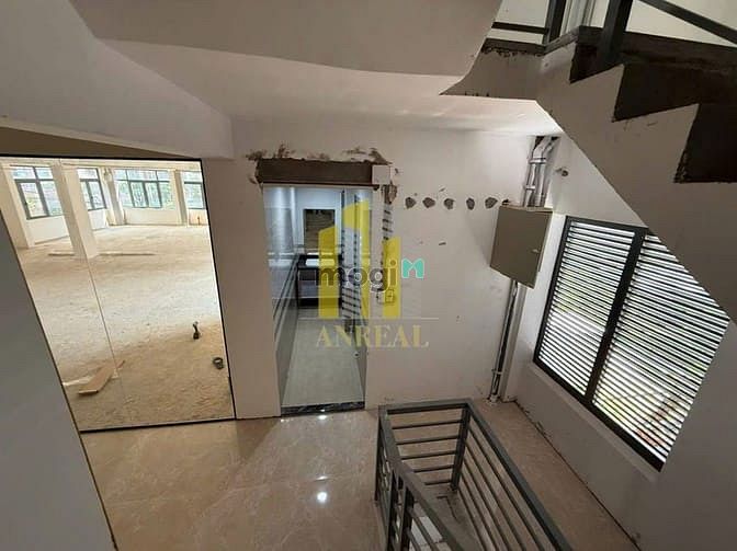 Hình ảnh Tòa Nhà Văn Phòng 6 Lầu Trống Suốt + Thang Máy - DTSD 1800m2