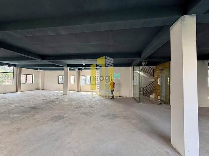 Hình ảnh Tòa Nhà Văn Phòng 6 Lầu Trống Suốt + Thang Máy - DTSD 1800m2