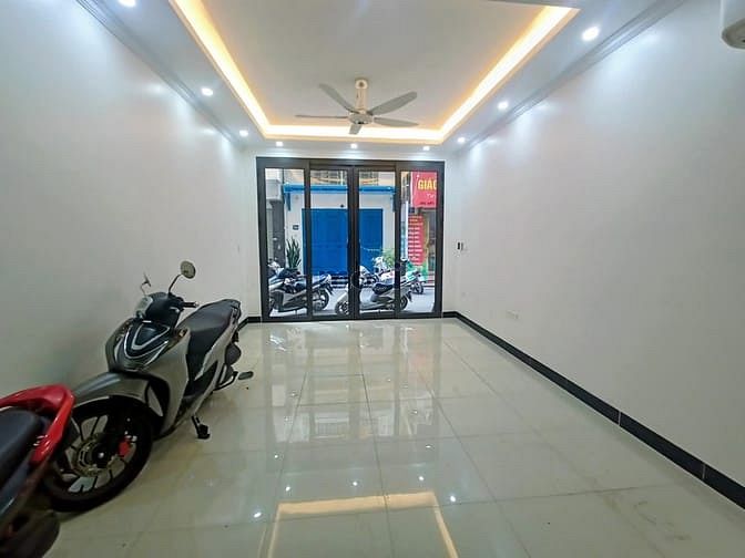 Hình ảnh Bán tòa nhà kính Trần Quốc Hoàn