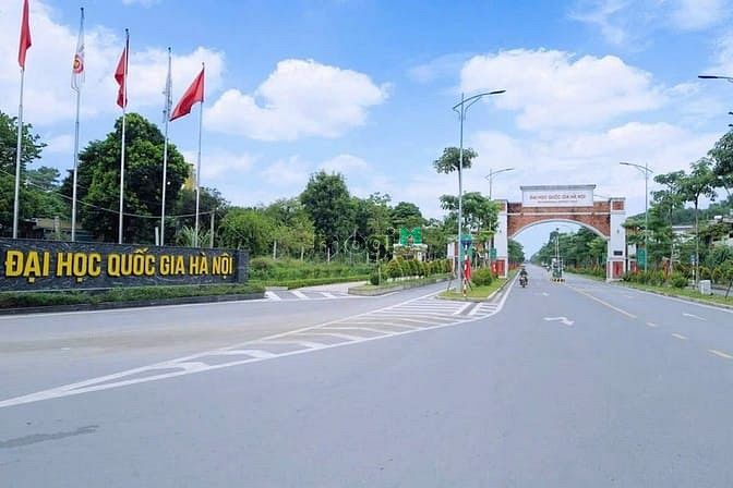 Hình ảnh Bất hoà lạc mặt đường chính 420 sát chợ Hoà Lạc, đối diện DHQG.