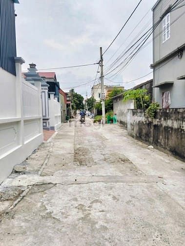 Hình ảnh Bất hoà lạc mặt đường chính 420 sát chợ Hoà Lạc, đối diện DHQG.
