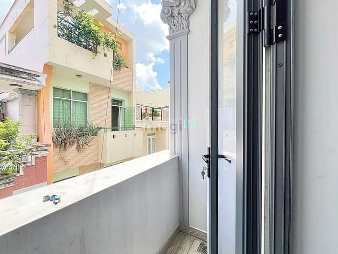 Hình ảnh Balcony fullNT Trần Đình Xu P. Cô Giang ngay Trần Hưng Đạo Quận 1