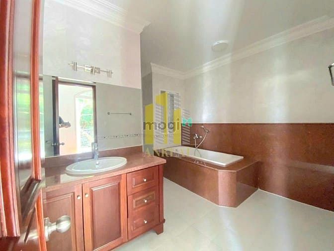 Hình ảnh Biệt Thự Cho Thuê Lâu Dài 400m2 Có Sẵn Nội Thất Giá 139 Triệu