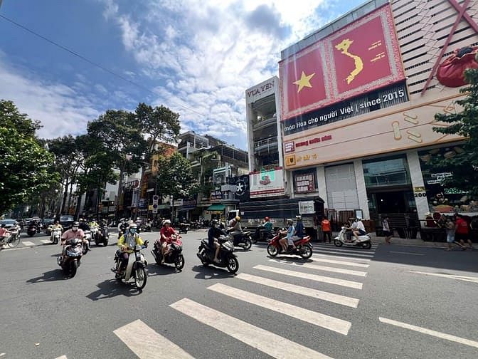 Hình ảnh Cho thuê tòa nhà MT Nguyễn Tri Phương DT > 2000m2 đối diện ĐH Kinh Tế