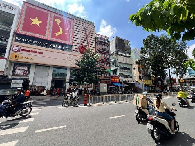 Hình ảnh Cho thuê tòa nhà MT Nguyễn Tri Phương DT > 2000m2 đối diện ĐH Kinh Tế