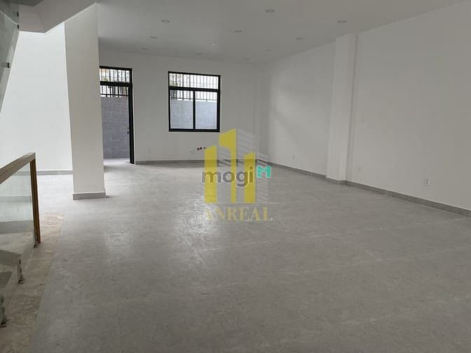 Hình ảnh Nhà Thiết Kế Văn Phòng Sàn Trống Thang Máy Giá 65 Triệu