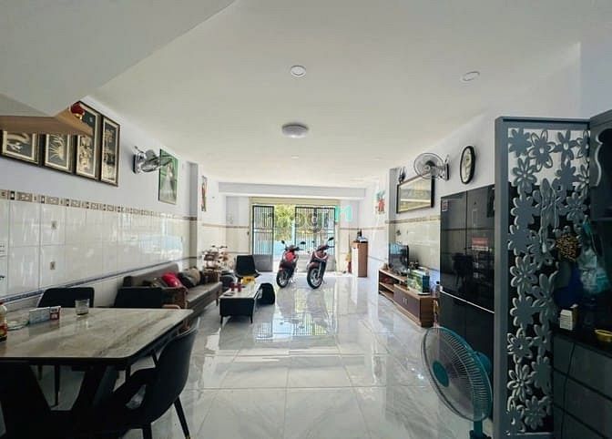 Hình ảnh Bán Nhà Mặt Tiền 3 Tầng - Kinh Doanh - Tân Phú Q9. Giá Chỉ 8 Tỷ