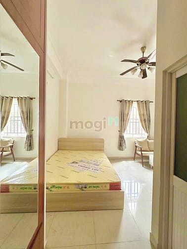 Hình ảnh Phòng Thảo Điền cửa sổ lớn, bếp wc riêng