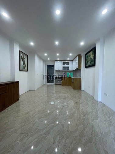 Hình ảnh Hoàng Hoa Thám - 30m2 x 7 tầng - Gần mặt đường - 11.2 tỷ