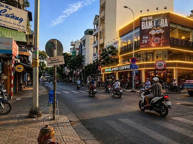 Hình ảnh Bán nhà GÓC 2MT 45 Lý Chính Thắng - MT 13.5m, đang cho Highlands thuê