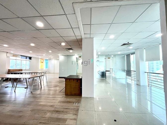 Hình ảnh Cho Thuê Văn Phòng sàn 200m2 sang trọng, cao cấp view kính tại Quận 1