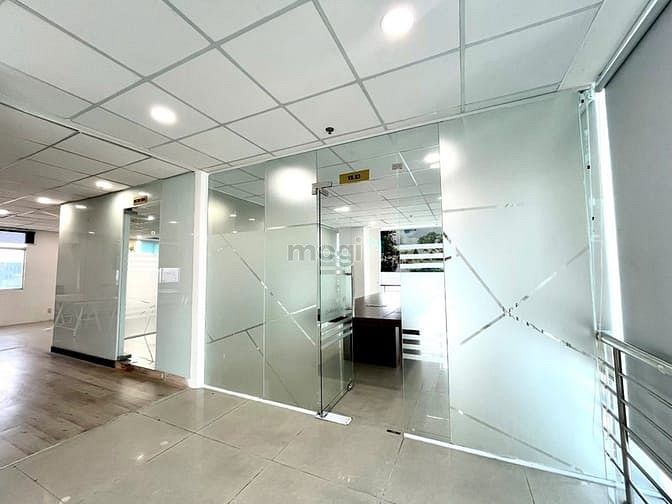 Hình ảnh Cho Thuê Văn Phòng sàn 200m2 sang trọng, cao cấp view kính tại Quận 1
