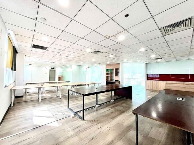 Hình ảnh Cho Thuê Văn Phòng sàn 200m2 sang trọng, cao cấp view kính tại Quận 1