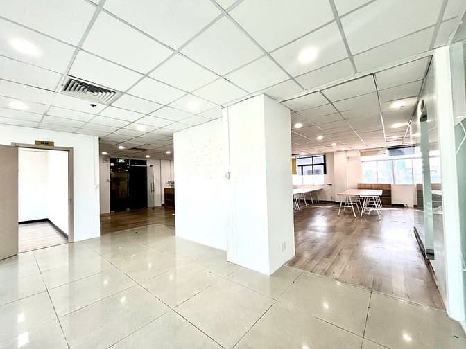 Hình ảnh Cho Thuê Văn Phòng sàn 200m2 sang trọng, cao cấp view kính tại Quận 1