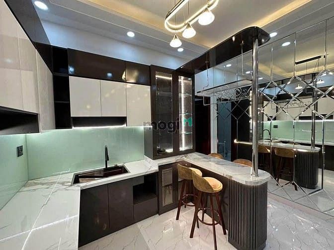 Hình ảnh Giảm mạnh nhà Tôn Thất Thuyết Q.4 4,3mx9,5m 4PN 5WC