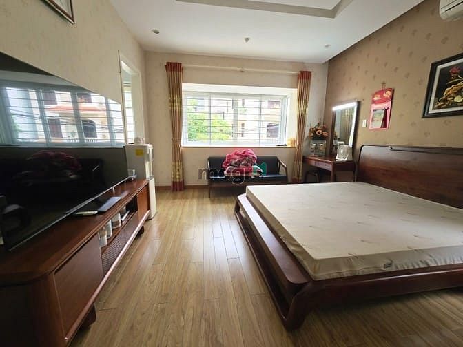 Hình ảnh Phố Nguyễn Văn Cừ - Ô Tô Tránh – 291 M2 3 T – MT 9.5 M – Giá 72.8 T