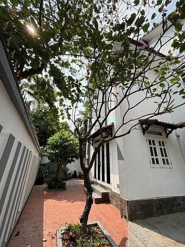 Hình ảnh ⭕Cho thuê biệt thự sân vườn, ngay cầu Sài Gòn, diện tích đất 305m²,4Pn