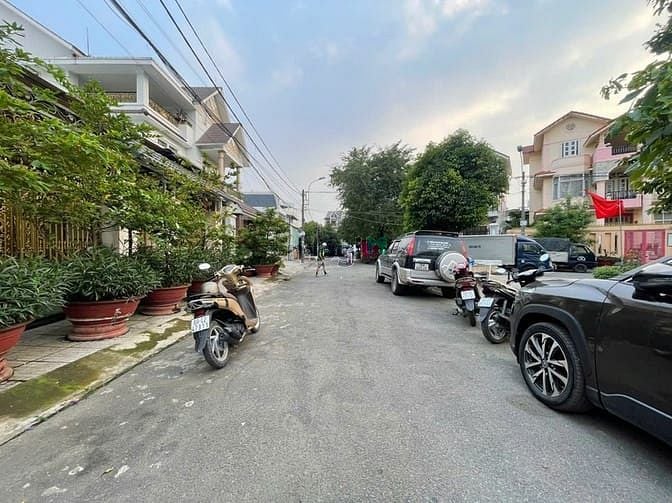 Hình ảnh Bán Nhà 3 Tầng DT 245m2 Ngang 12m Ngay Chợ Linh Trung Thủ Đức