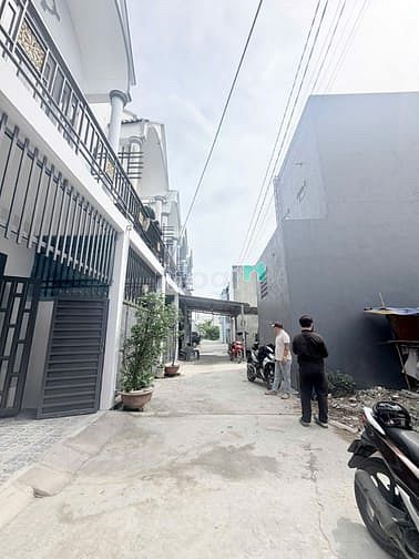 Hình ảnh 885TR, công chứng nhận nhà 60m2, ngay đường lớn 100m, ô tô 5m. Hóc Môn