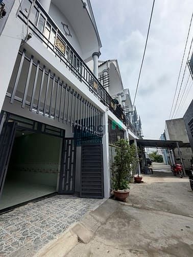 Hình ảnh 885TR, công chứng nhận nhà 60m2, ngay đường lớn 100m, ô tô 5m. Hóc Môn