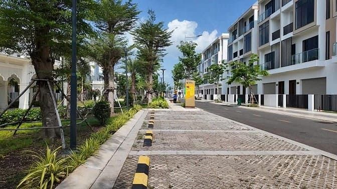 Hình ảnh Gia đình cần bán nhà phố, xây 4 tầng ngay trường FPT Long Hậu