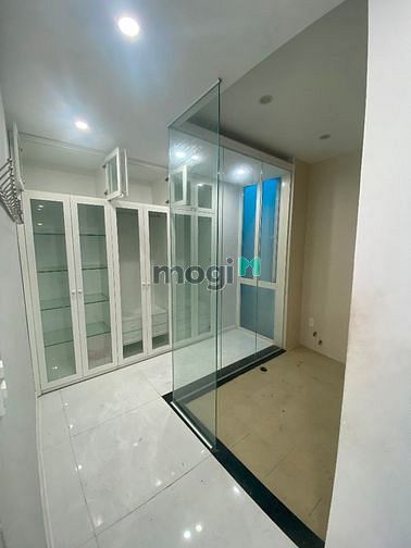 Hình ảnh Cho thuê nguyên tầng 2, 50m2, có ban công,cách sân bay 2km