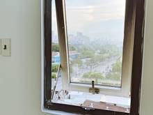 Hình ảnh Phòng mới xây ngay mặt tiền đường có nội thất cơ bản cửa sổ view chill