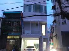 Hình ảnh Cho thuê nhà nguyên căn mặt tiền Trường Sa có lề rộng khoảng sân lớn
