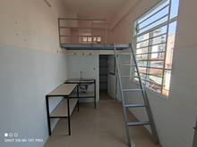 Hình ảnh Phòng có gác rộng cửa sổ thoáng, giá hat dẻ
