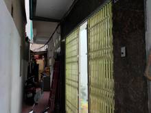 Hình ảnh Tôi cần bán nhà Đê La Thành nhỏ, ở gần phố Trung Phụng