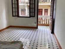 Hình ảnh Cho thuê nhà 678 Đê la thành 61m2 x 4 tầng, có sân, như ảnh