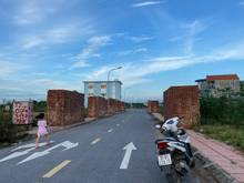 Hình ảnh Bán đất đấu giá Cự Khối, 2 mặt đường, nhìn ra sân nhà văn hóa