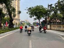 Hình ảnh Chủ cần bán gấp Biệt Thự Mặt Phố Lạc Long Quân đẳng cấp.