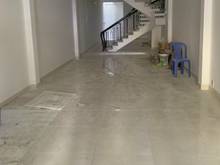 Hình ảnh Nguyên căn nhà đẹp 2 lầu suốt, đường rộng, xe tải 5 tấn đậu thoải mái