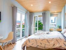 Hình ảnh Deluxe Studio Balcony - Chủ đạo với chất liệu gỗ mộc tương phản cùng á