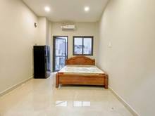 Hình ảnh Cho thuê Phòng 30m2 ban công Nguyễn Tất Thành, P13, Quận 4