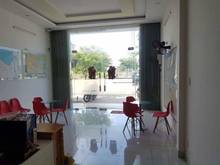 Hình ảnh Cho thuê nhà 3 tầng mặt tiền Hoàng Thị Loan vị trí sầm uất.