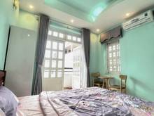 Hình ảnh Phòng cao cấp giá phải chăng, cửa sổ ban công đầy đủ tiện nghi.