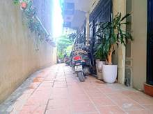 Hình ảnh Bán nhà phố Chùa Láng- Đống Đa- Nhà đẹp- View Hồ- 45m2/ nhỉnh 6 tỷ.