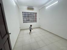 Hình ảnh MT đường Đồng Đen, Tân Bình, 200m2 SD, 3 tầng, cầu thang cuối nhà