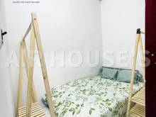 Hình ảnh tình trạng phòng, kệ treo quần áo, máy lạnh, giường niệm