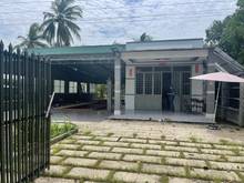 Hình ảnh Nhà được xây kiên cố có cổng rào rộng, mọi thứ mới toanh. Sân rộng thê