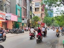 Hình ảnh Bán nhà mặt phố Chùa Láng - Mặt tiền rộng, vỉa hè rộng - Kinh doanh