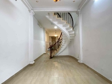 Hình ảnh Ngay Mặt tiền Trần Hưng Đạo Quận 1 dt 4x15m, 31 Triệu /tháng