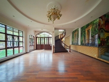 Hình ảnh Cho thuê biệt thự nội thất gỗ cổ điển rộng 660m2 tại Đ. Quốc Hương