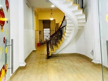 Hình ảnh Cho thuê nhà Hẻm Xe Hơi Trần Hưng Đạo 3 lầu 5pn 5wc Quận 1