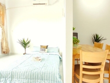 Hình ảnh Trống phòng có giường ngủ tách bếp, cửa sổ trời lớn